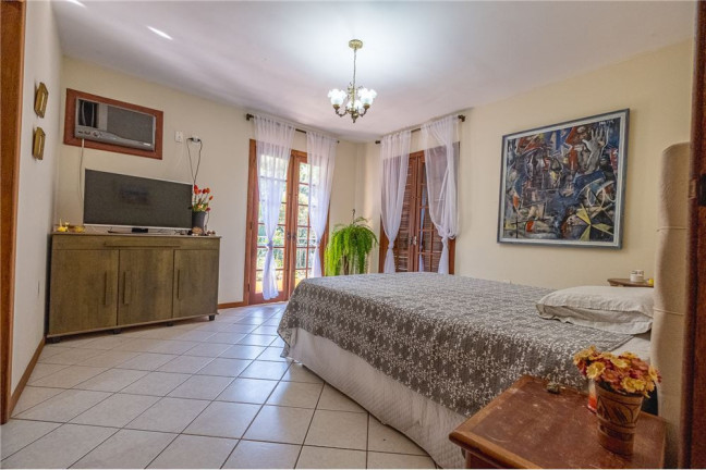 Imagem Casa com 4 Quartos à Venda, em Lagoa Da Conceição - Florianópolis Imagem Casa com 4 Quartos à Venda, em Lagoa Da Conceição - Florianópolis