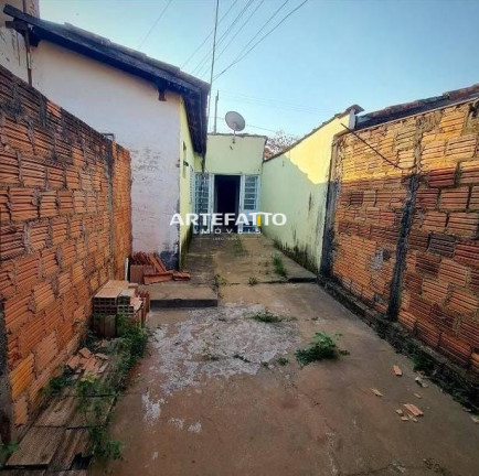 Imagem Casa com 2 Quartos à Venda, 200 m²