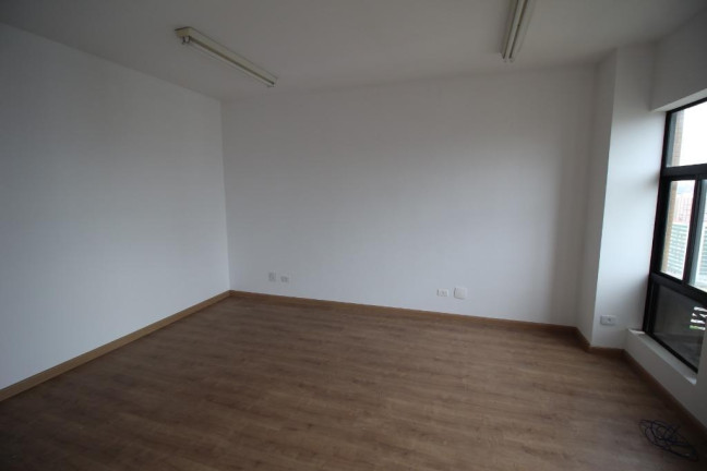 Imóvel Comercial à Venda, 31 m² em Centro Cívico - Curitiba