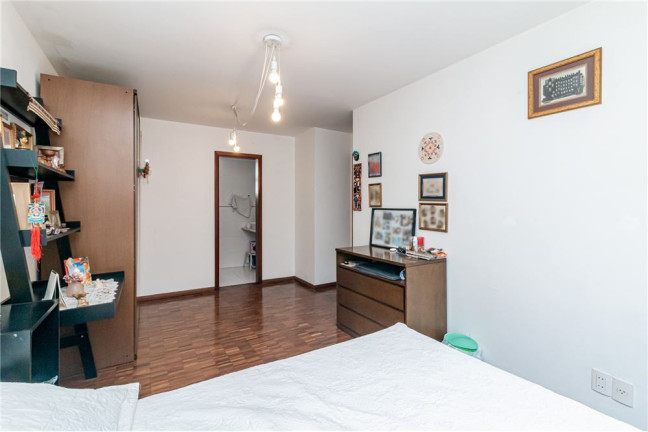 Imagem Imóvel com 3 Quartos à Venda, em Rio Branco - Porto Alegre Imagem Imóvel com 3 Quartos à Venda, em Rio Branco - Porto Alegre