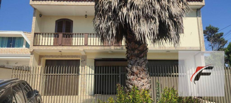 Sobrado com 4 Quartos à Venda, 330 m² em Capão Raso - Curitiba