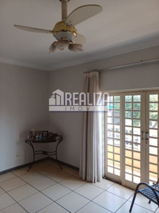 Imagem Sobrado com 3 Quartos à Venda, 180 m² em São Benedito - Uberaba Imagem Sobrado com 3 Quartos à Venda, 180 m² em São Benedito - Uberaba