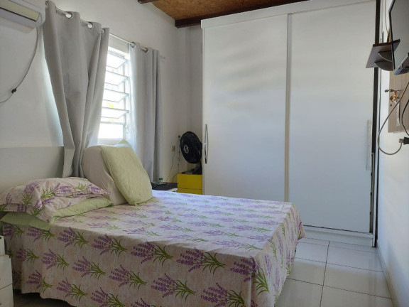 Imagem Casa com 3 Quartos à Venda, 240 m²