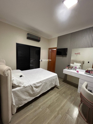 Imagem Sobrado com 3 Quartos à Venda, 300 m²