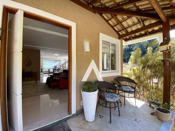Imagem Casa com 4 Quartos à Venda, 307 m² em Tijuca - Teresópolis