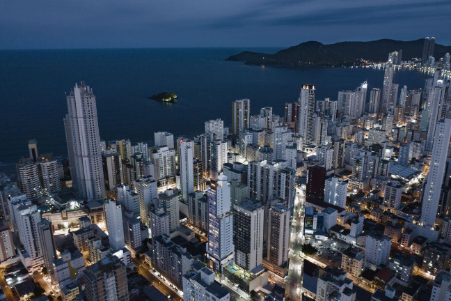 Imagem Imóvel com 4 Quartos à Venda, 143 m² em Centro - Balneário Camboriú Imagem Imóvel com 4 Quartos à Venda, 143 m² em Centro - Balneário Camboriú