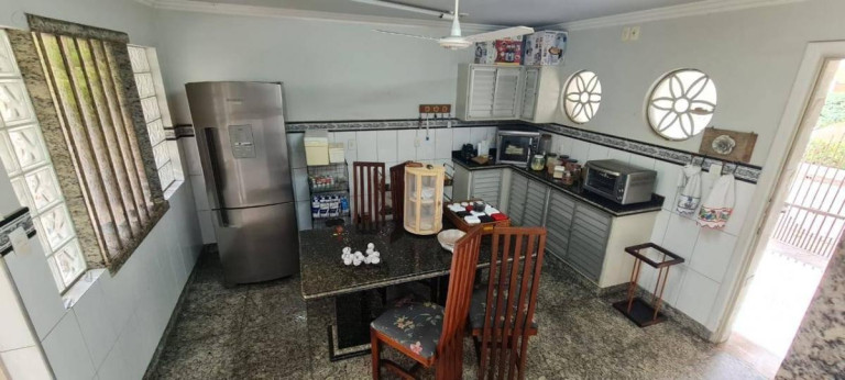 Imagem Casa com 4 Quartos à Venda, 240 m²