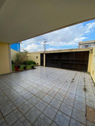 Imagem Casa com 3 Quartos à Venda, 330 m² em Botucatu