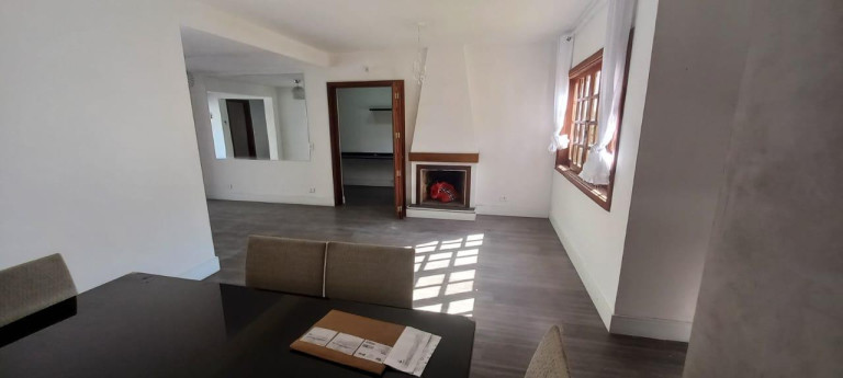 Imagem Imóvel com 3 Quartos à Venda, 150 m² Imagem Imóvel com 3 Quartos à Venda, 150 m²
