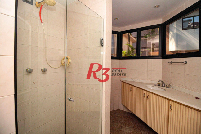Imagem Sobrado com 3 Quartos para Alugar, 240 m² em Gonzaga - Santos