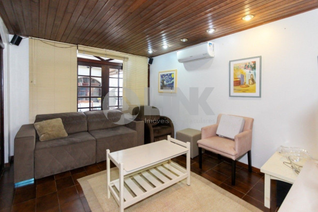 Imagem Casa com 3 Quartos à Venda, 300 m² em Chácara Das Pedras - Porto Alegre Imagem Casa com 3 Quartos à Venda, 300 m² em Chácara Das Pedras - Porto Alegre