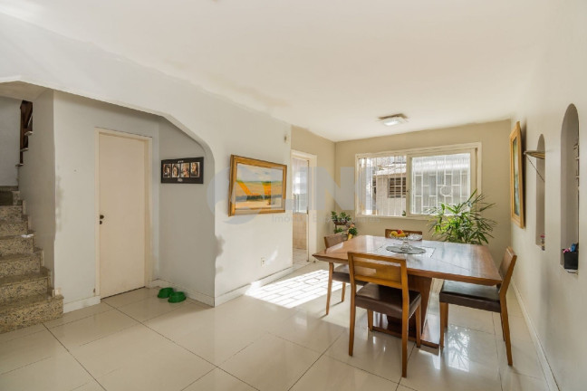 Imagem Casa com 4 Quartos à Venda, 240 m² em Jardim Itu - Porto Alegre Imagem Casa com 4 Quartos à Venda, 240 m² em Jardim Itu - Porto Alegre