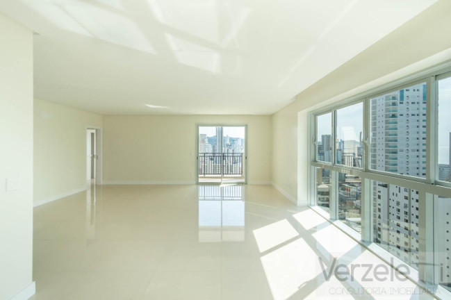 Imagem Apartamento com 4 Quartos à Venda, 146 m² em Centro - Balneário Camboriú Imagem Apartamento com 4 Quartos à Venda, 146 m² em Centro - Balneário Camboriú