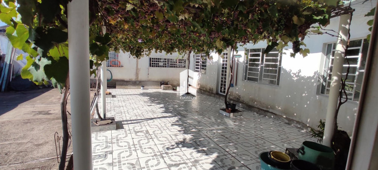 Imagem Casa com 3 Quartos à Venda, 456 m² em Uglione - Santa Maria
