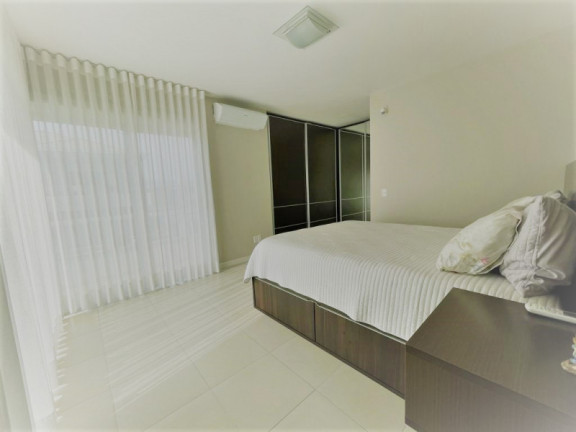 Imagem Casa com 3 Quartos à Venda, 387 m²