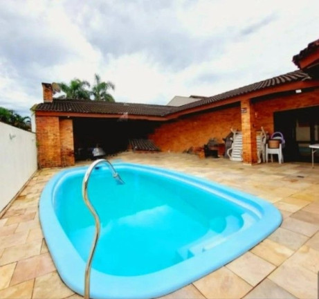 Imagem Casa com 5 Quartos à Venda, 427 m² em Centro - Guaratuba