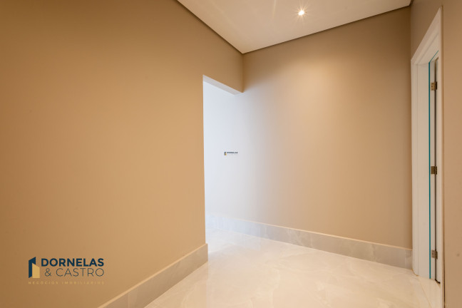 Imagem Casa com 3 Quartos à Venda, 400 m² em Guará I - Brasília Imagem Casa com 3 Quartos à Venda, 400 m² em Guará I - Brasília