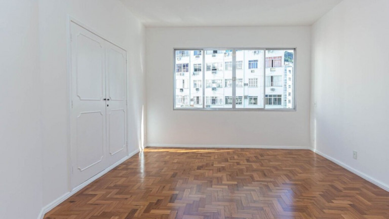Imagem Imóvel com 3 Quartos à Venda, 135 m² em Copacabana - Rio De Janeiro Imagem Imóvel com 3 Quartos à Venda, 135 m² em Copacabana - Rio De Janeiro