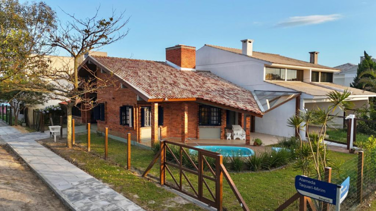 Imagem Casa com 3 Quartos à Venda, 197 m² em Centro - Capao Da Canoa