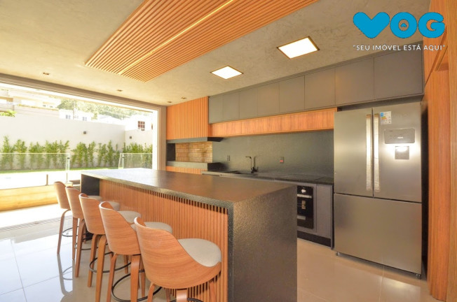 Imagem Casa com 4 Quartos à Venda, 290 m² em Vila Nova - Porto Alegre Imagem Casa com 4 Quartos à Venda, 290 m² em Vila Nova - Porto Alegre