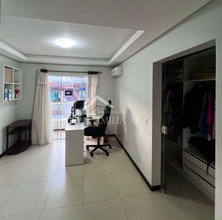 Imagem Casa com 3 Quartos à Venda, 180 m² em Aventureiro - Joinville Imagem Casa com 3 Quartos à Venda, 180 m² em Aventureiro - Joinville