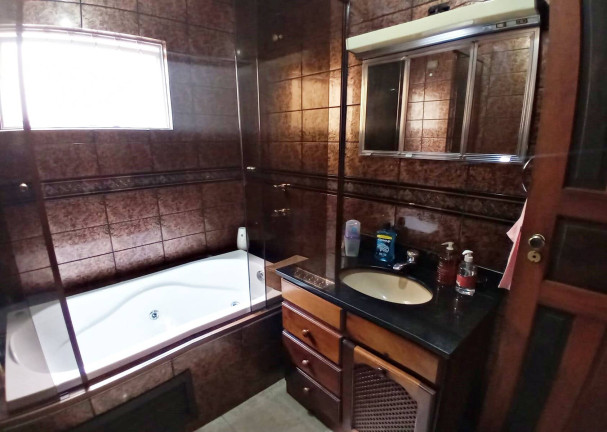 Imagem Sobrado com 9 Quartos à Venda, 456 m² em Cajuru - Curitiba