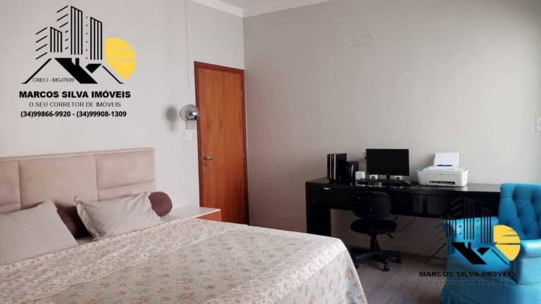 Imagem Casa com 4 Quartos à Venda, 360 m² em Santa Mônica - Uberlândia