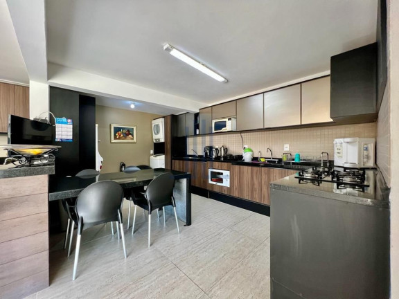 Imagem Casa com 4 Quartos à Venda, 211 m² em Tomazetti - Santa Maria