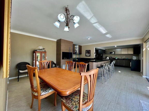 Imagem Casa com 4 Quartos à Venda, 211 m² em Tomazetti - Santa Maria