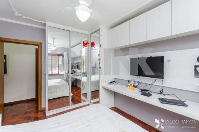 Imagem Casa com 4 Quartos à Venda, 245 m² em Jardim Itu - Porto Alegre Imagem Casa com 4 Quartos à Venda, 245 m² em Jardim Itu - Porto Alegre