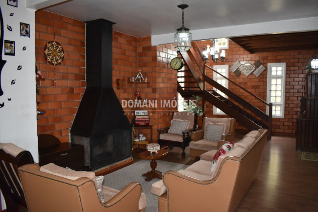 Imagem Casa com 4 Quartos à Venda, 195 m² em Região Do Alto Do Capivari - Campos Do Jordão