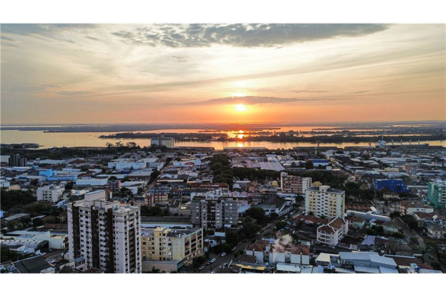 Imagem Imóvel com 3 Quartos à Venda, em Floresta - Porto Alegre Imagem Imóvel com 3 Quartos à Venda, em Floresta - Porto Alegre