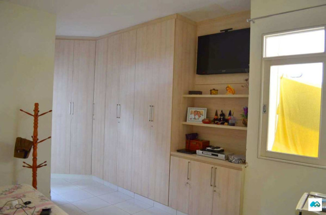 Imagem Casa de Condomínio com 3 Quartos à Venda, 220 m²