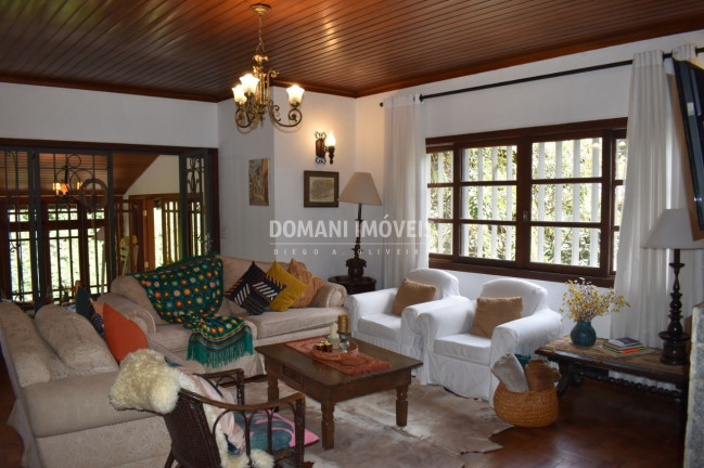 Imagem Casa com 4 Quartos à Venda, 210 m² em Região De Capivari - Campos Do Jordão