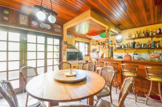 Casa com 3 Quartos à Venda, 252 m² em Pilarzinho - Curitiba