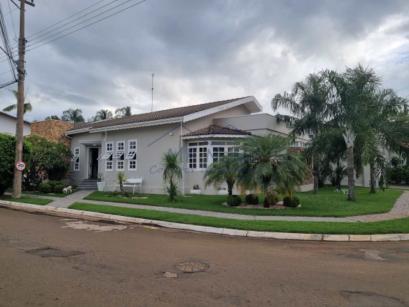 Casa com 3 Quartos à Venda ou Locação, 642 m² em Condomínio Central - Pirassununga