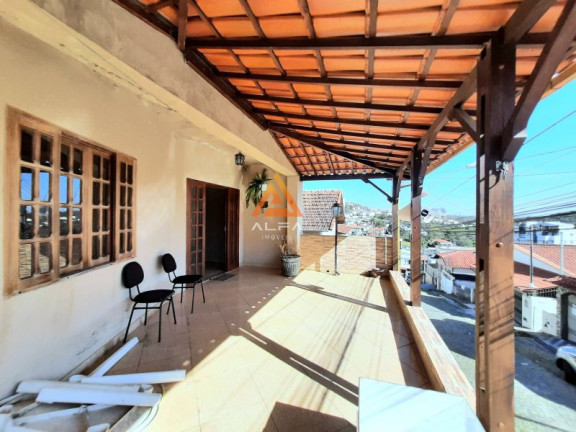 Imagem Casa com 4 Quartos à Venda, 169 m²