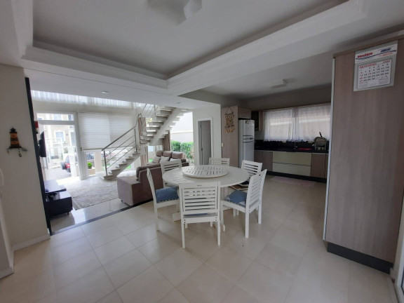 Imagem Casa com 4 Quartos para Temporada, 222 m² em Bombas - Bombinhas
