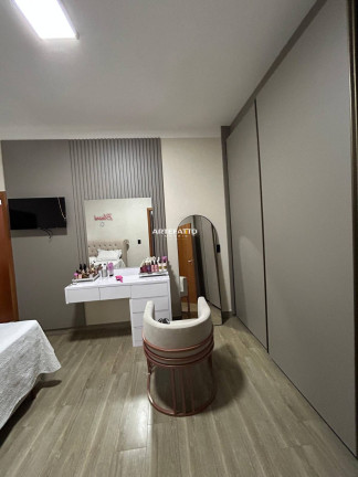 Imagem Sobrado com 3 Quartos à Venda, 300 m²