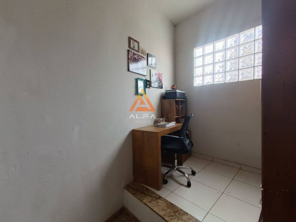 Imagem Casa com 4 Quartos à Venda, 240 m²