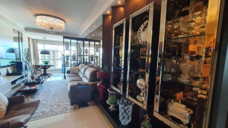 Imagem Apartamento com 4 Quartos à Venda, 326 m²