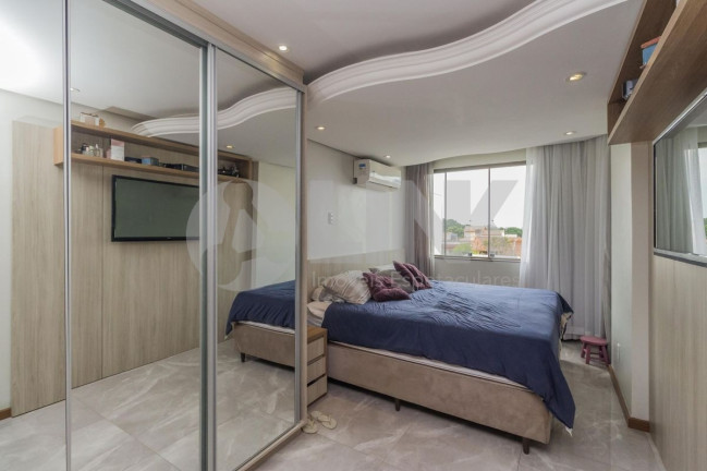 Imagem Imóvel com 3 Quartos à Venda, 215 m² em Vila Ipiranga - Porto Alegre