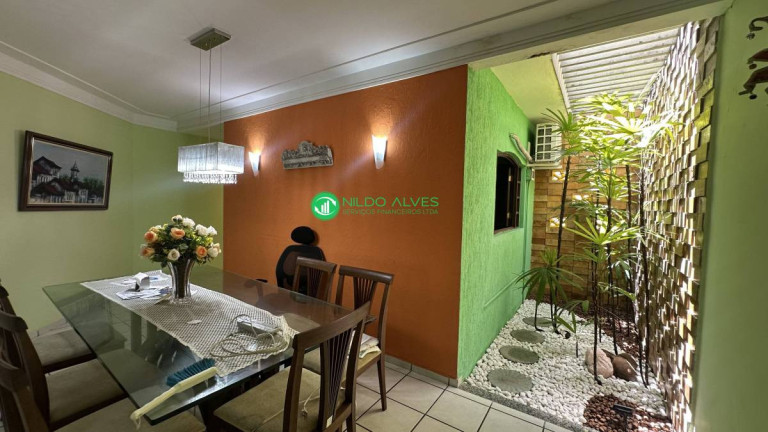Imagem Casa com 3 Quartos à Venda, 261 m²