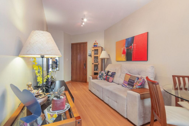 Imagem Imóvel com 2 Quartos à Venda, 63 m² em Menino Deus - Porto Alegre Imagem Imóvel com 2 Quartos à Venda, 63 m² em Menino Deus - Porto Alegre