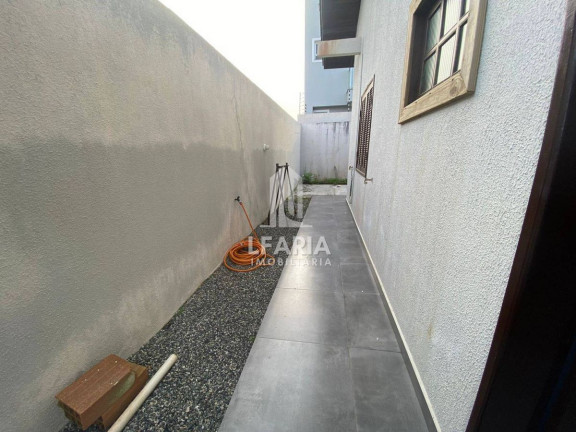 Imagem Casa com 3 Quartos à Venda, 117 m² em Cambiju - Itapoá