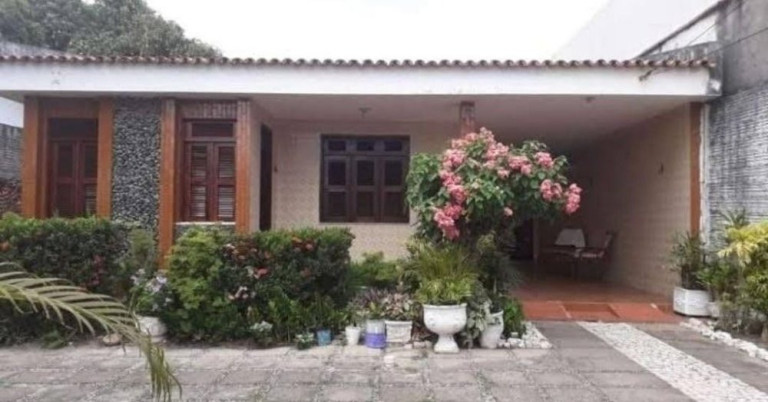 Imagem Imóvel com 3 Quartos à Venda, 277 m² em Cidade Dos Funcionários - Fortaleza Imagem Imóvel com 3 Quartos à Venda, 277 m² em Cidade Dos Funcionários - Fortaleza