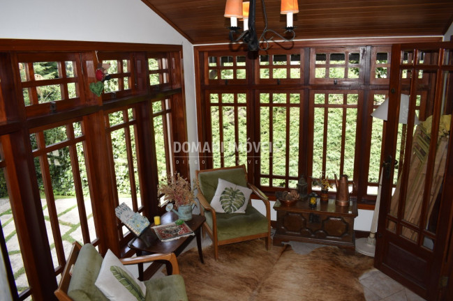 Imagem Casa com 4 Quartos à Venda, 210 m² em Região De Capivari - Campos Do Jordão