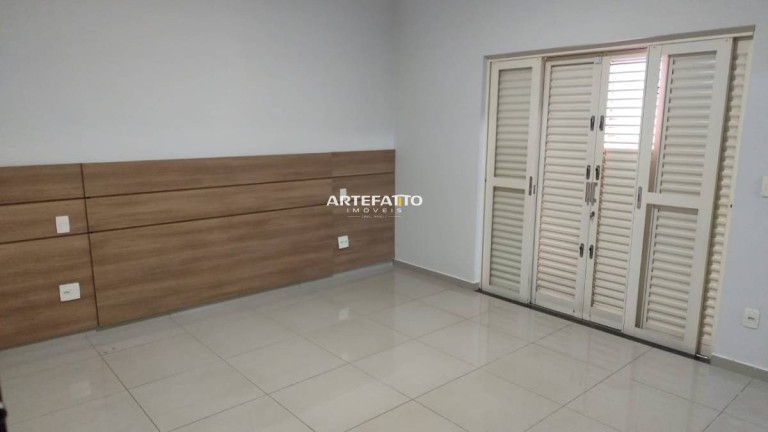 Imagem Casa com 4 Quartos à Venda, 240 m²