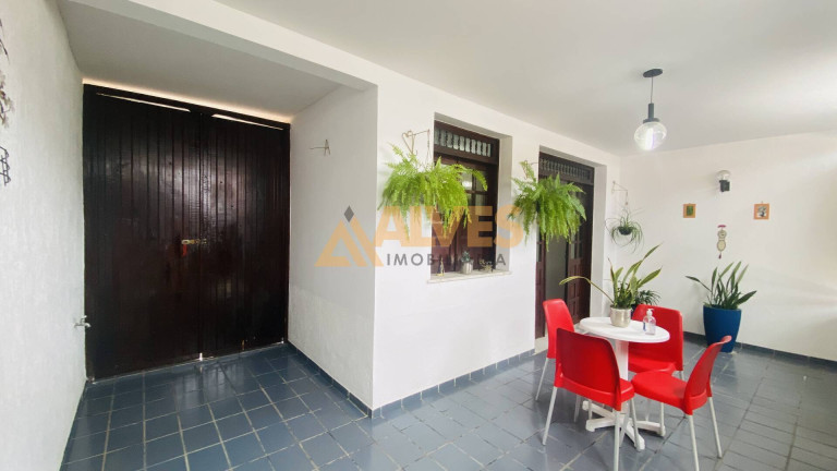 Imagem Casa com 4 Quartos à Venda, 200 m² em Capuchinhos - Feira De Santana