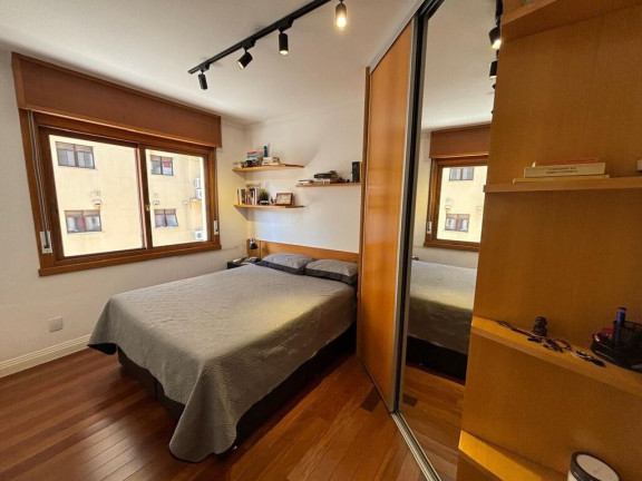 Imagem Imóvel com 4 Quartos à Venda,  em Petrópolis - Porto Alegre